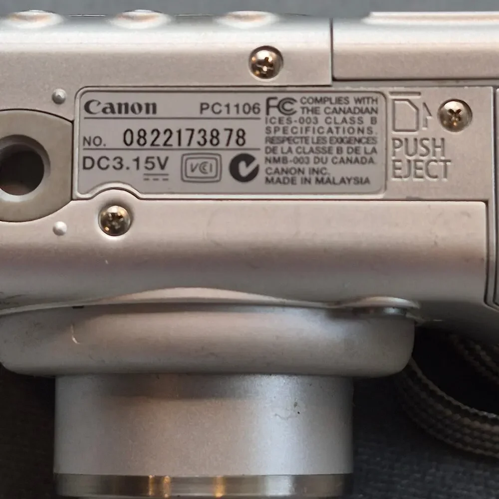 Canon PowerShot A520 4.0MP Digital Camera Silver For Parts Not Working